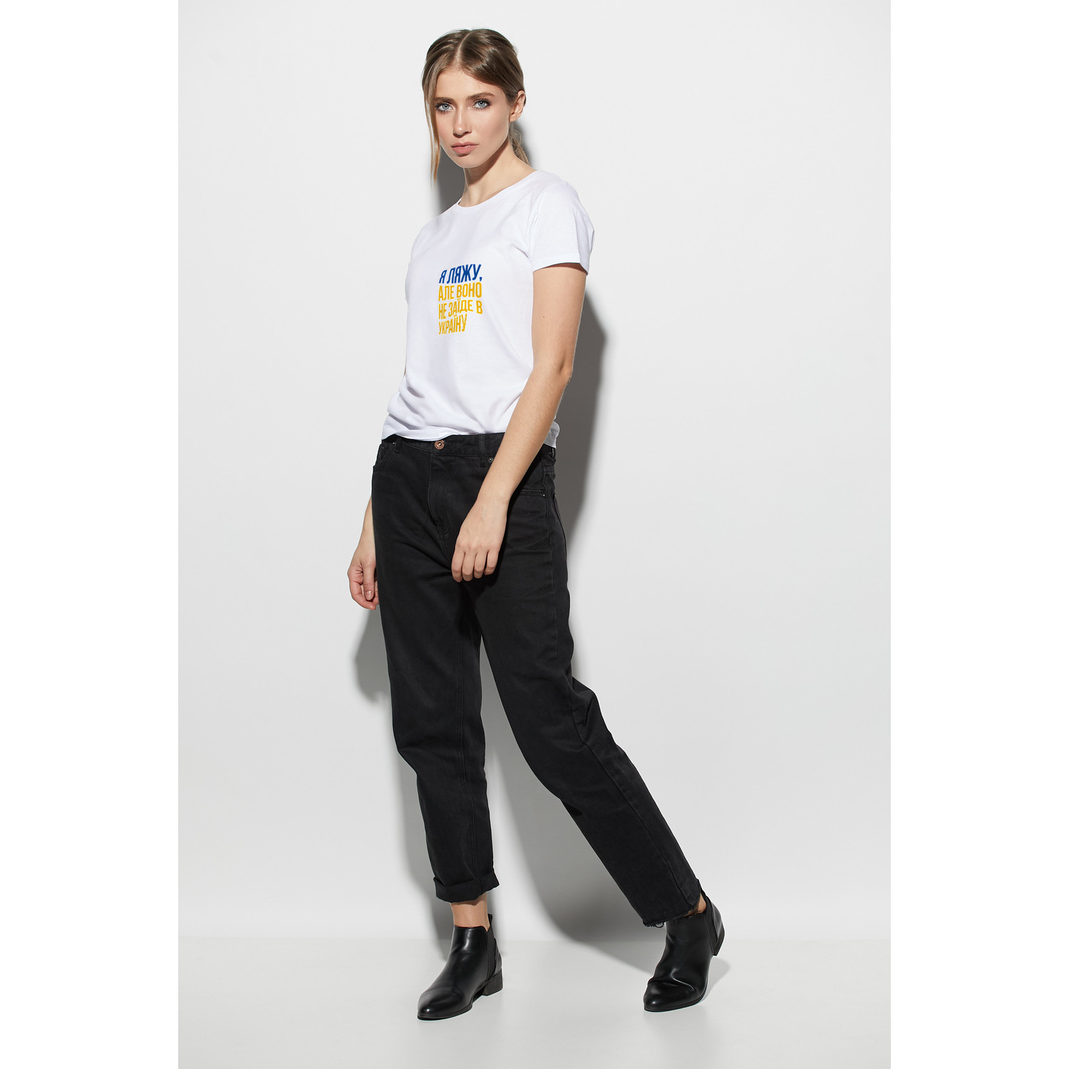 Футболка  жіноча біла "Я ляжу, але воно не заїде в Україну"