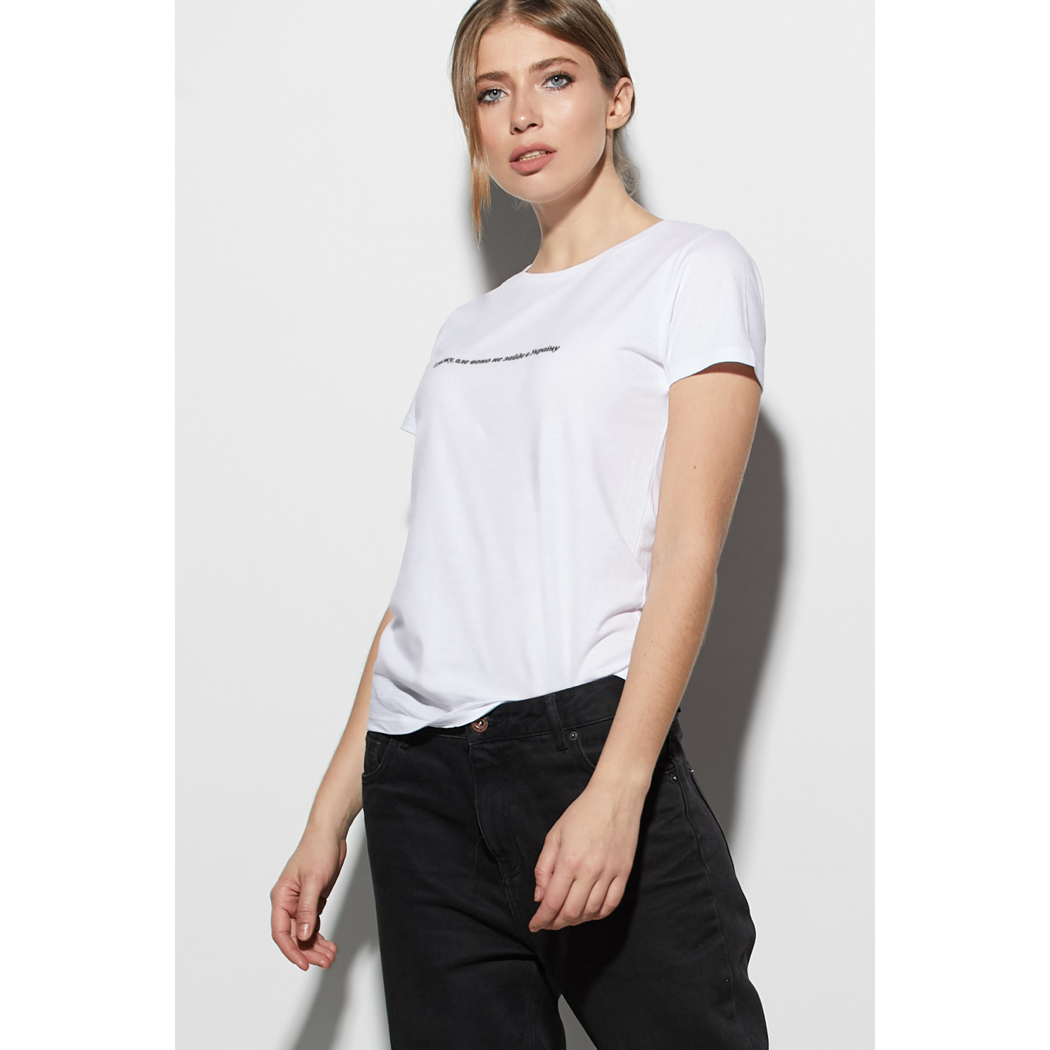 Футболка  жіноча біла "Я ляжу, але воно не заїде в Україну"